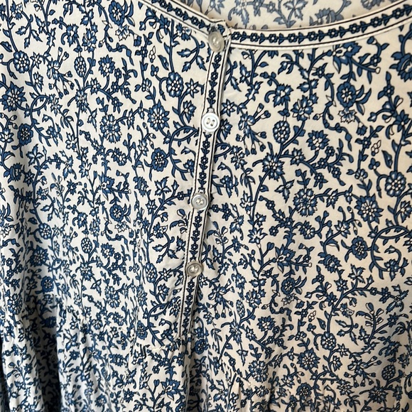 Max Studio Women’s Floral Blouse / Size L / Very Good Condition / Blue and Cream - Picture 5 of 12